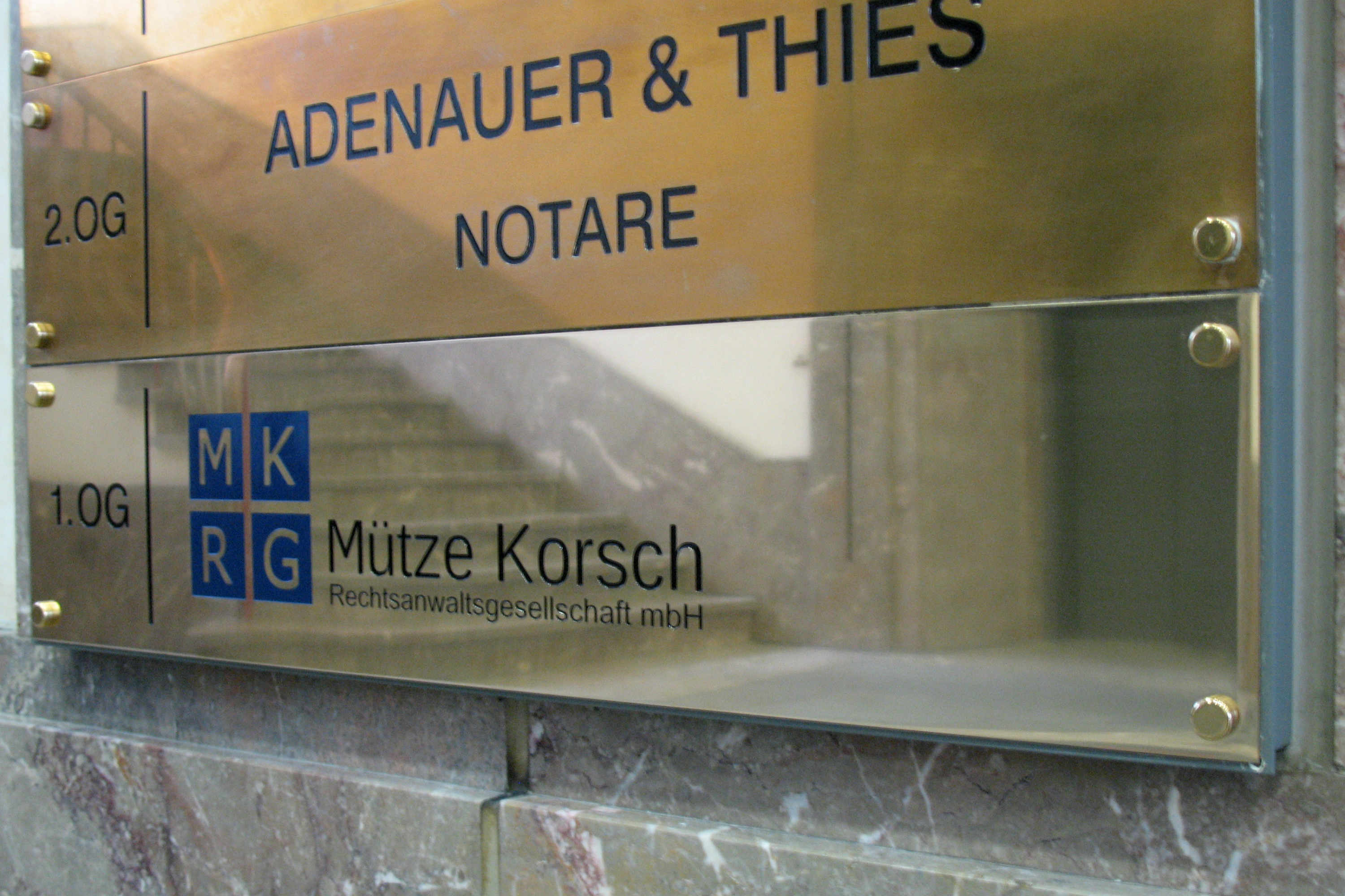 messingschilder-graviert-muetze