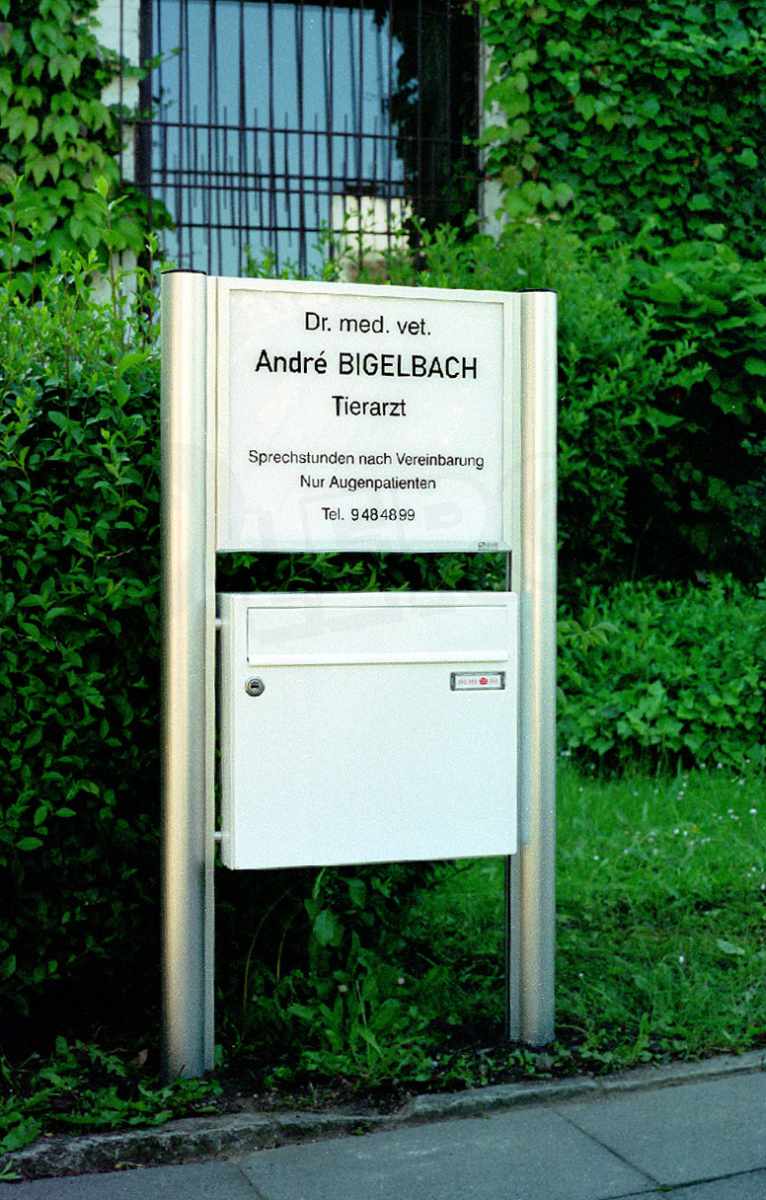 kombi-standschild-mit-briefkasten