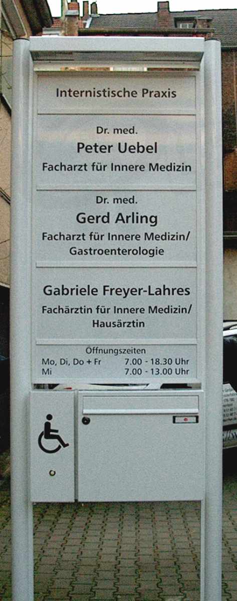 kombi-standschild-mit-beleuchtung-briefkasten