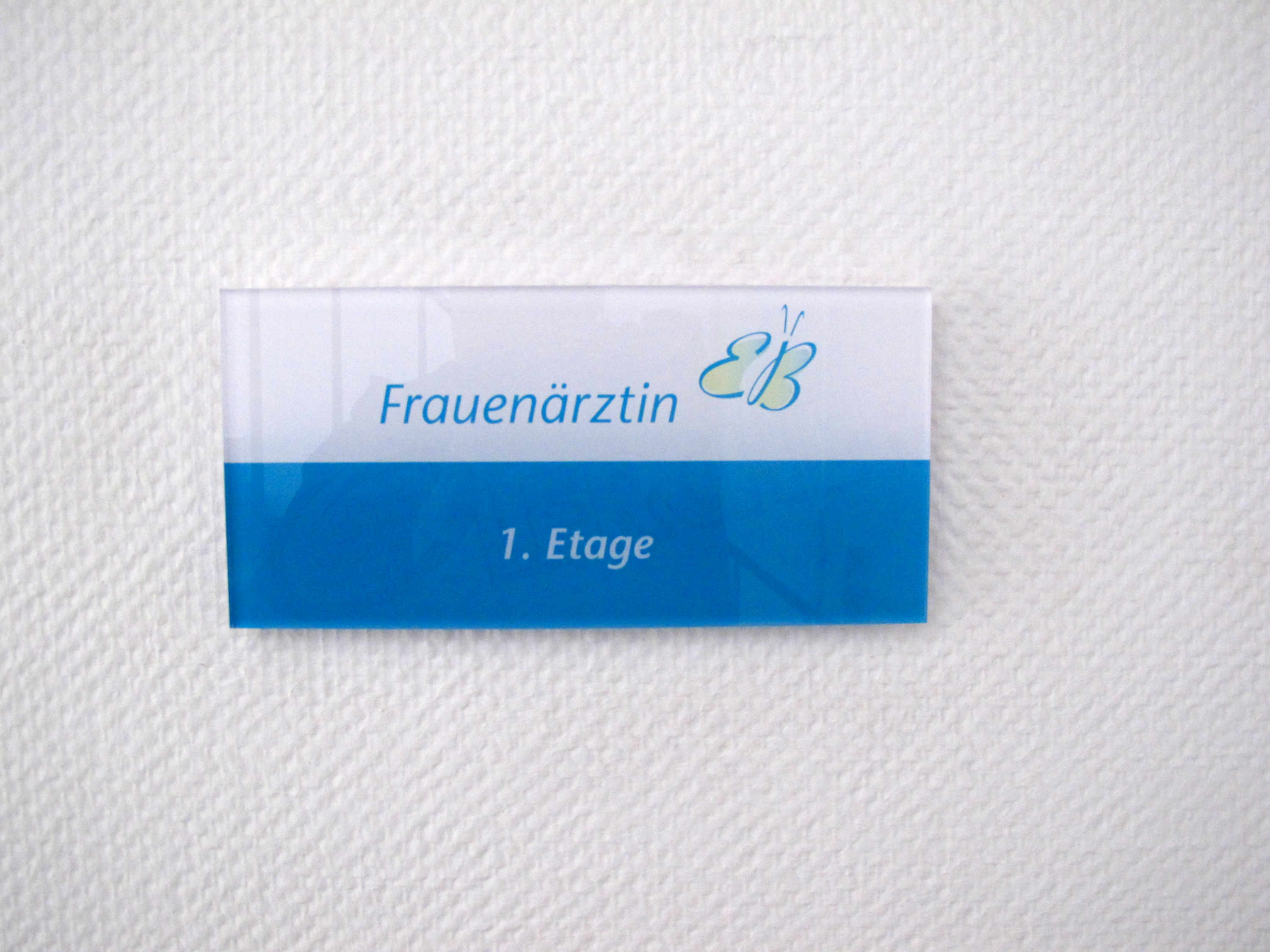 praxisschild-frauenaerztin-wegweiser