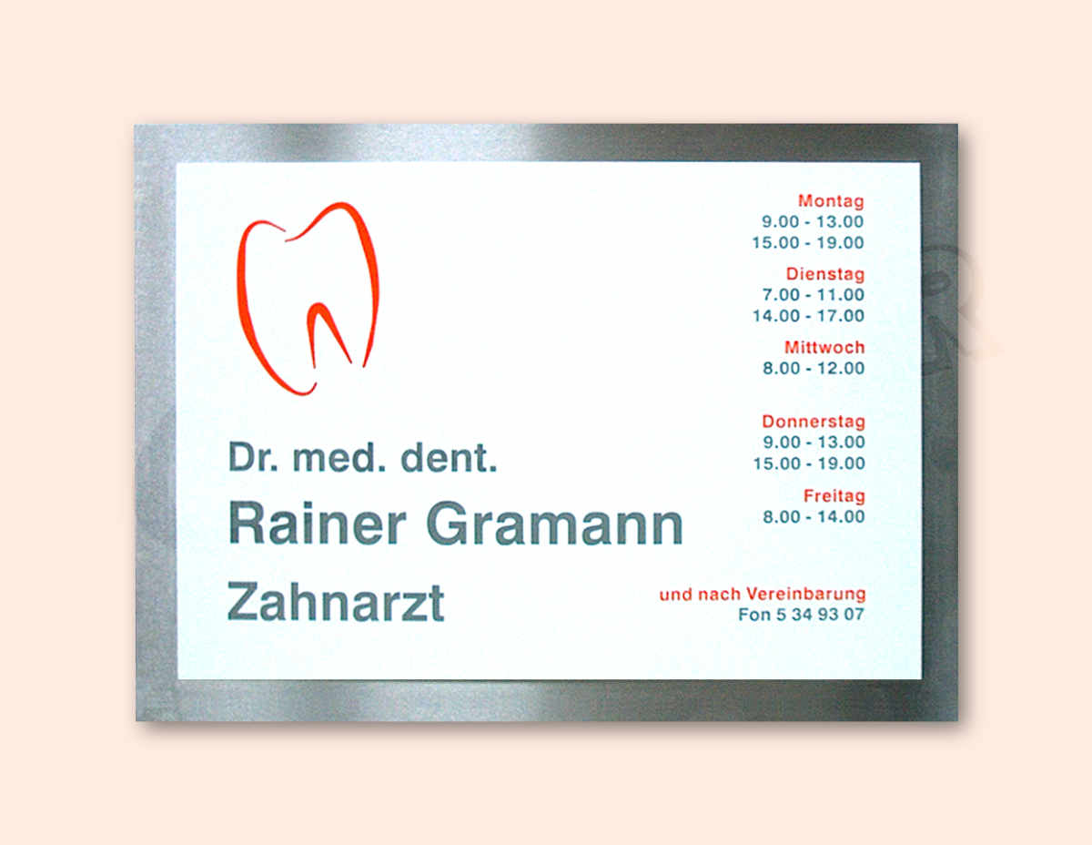 acrylglasarztschild-auf-edelstahlplatte